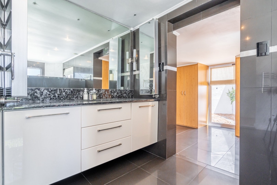 To Let 1 Bedroom Property for Rent in Green Point Western Cape